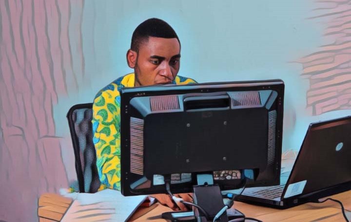 Image d'Abel devant son ordinateur